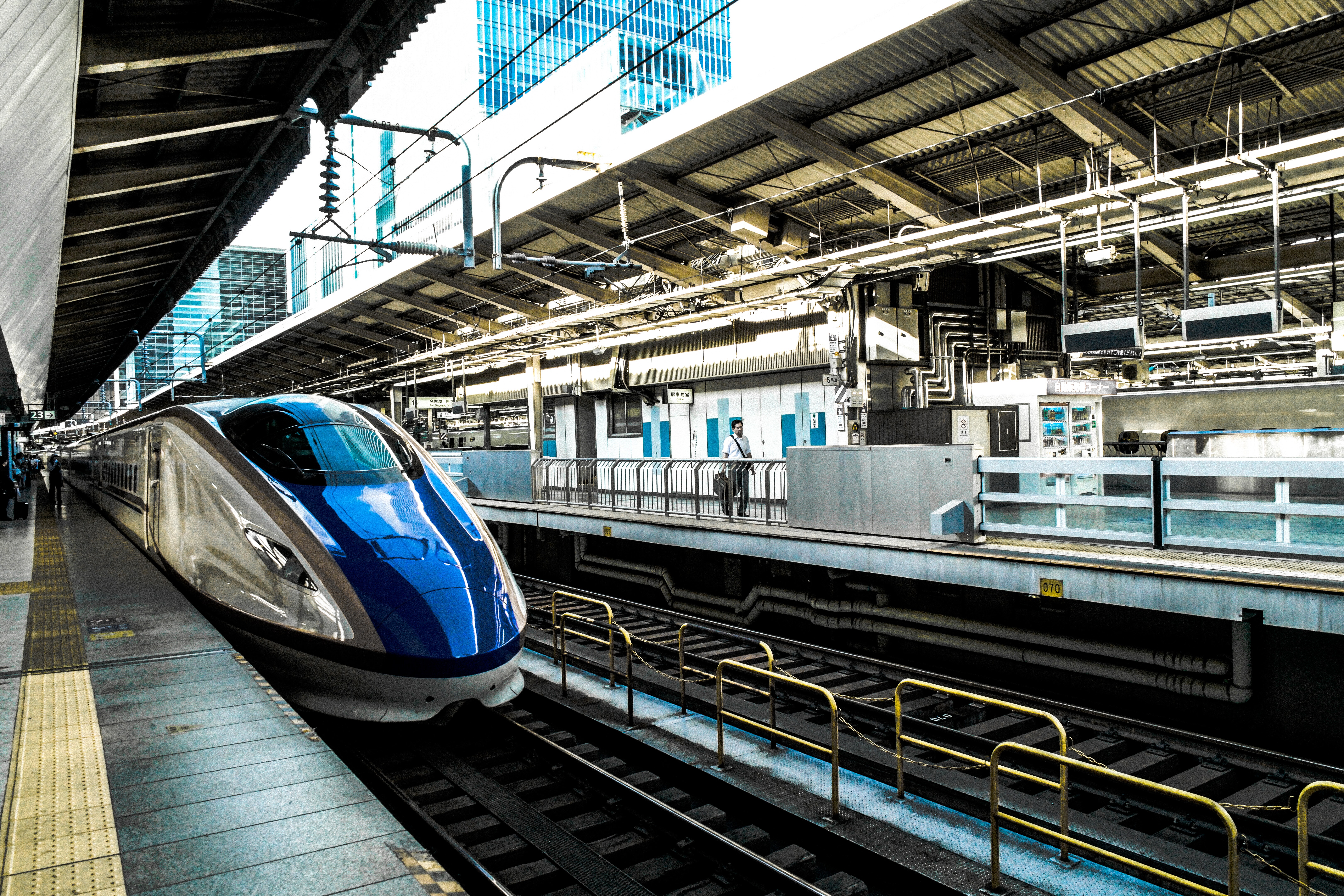 bullet-train-locomotive-platform-28614